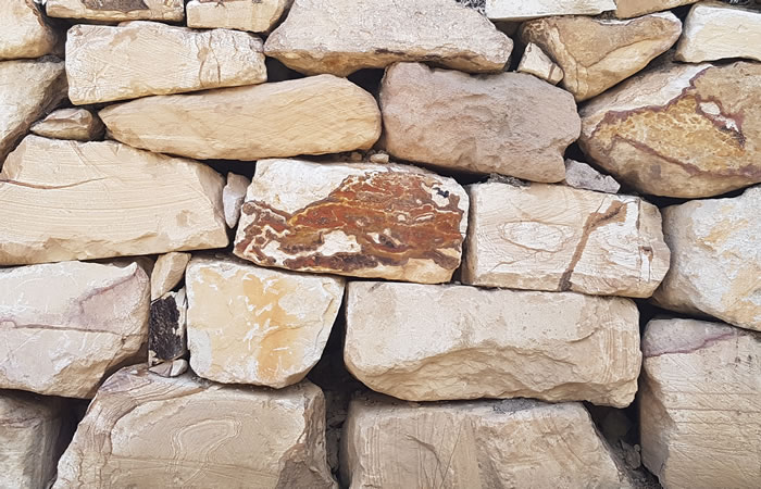 Random stone placement rock retaining wall