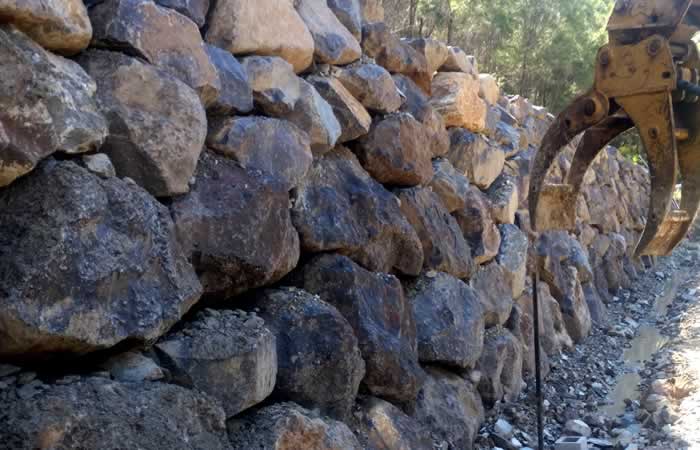 large gold coast rock retaining wall builder